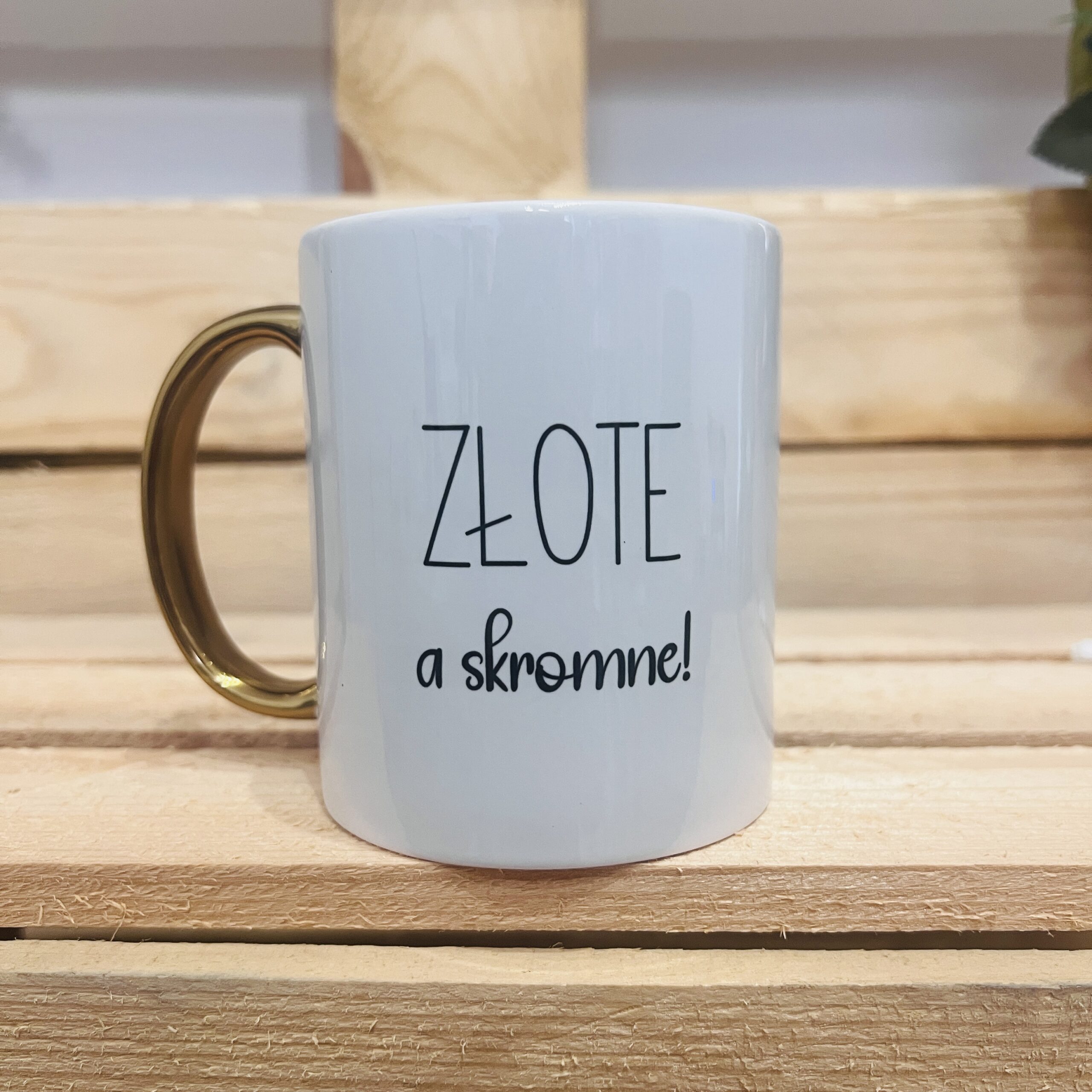 Kubek - złote a skromne