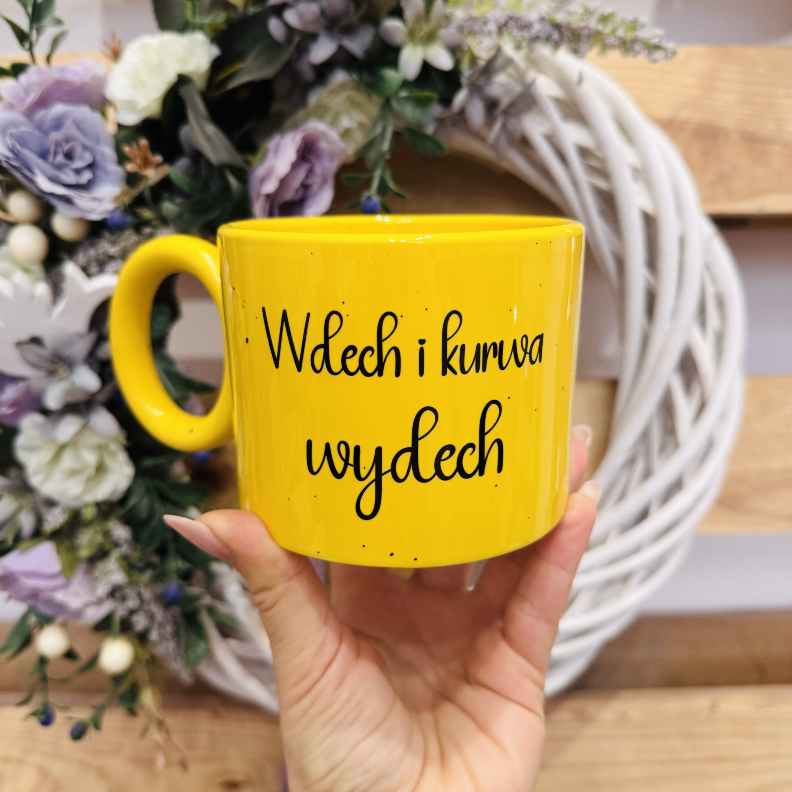Kubek żółty - wdech i kurwa wydech